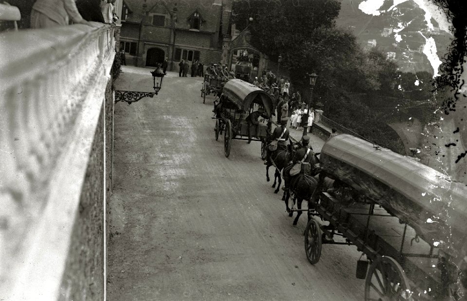 Soldados transportando en carros tirados por mulos, barcas y material militar al palacio de Miramar (2 de 2) - Fondo Car-Kutxa Fototeka