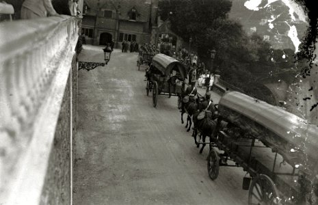 Soldados transportando en carros tirados por mulos, barcas y material militar al palacio de Miramar (2 de 2) - Fondo Car-Kutxa Fototeka