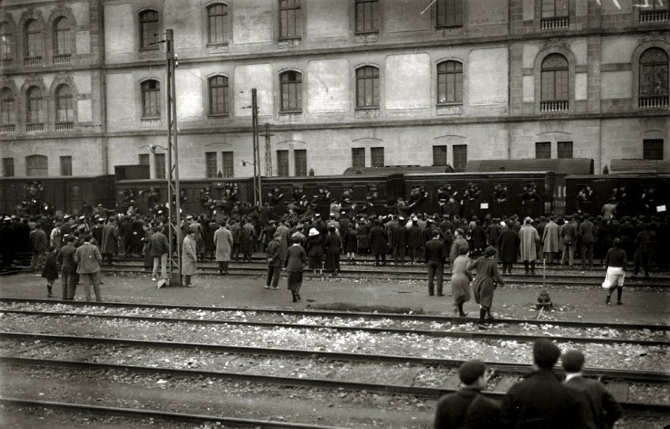 Soldados en trenes en la estación del Norte con destino a la contienda de África (8 de 10) - Fondo Car-Kutxa Fototeka