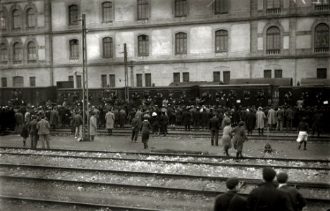 Soldados en trenes en la estación del Norte con destino a la contienda de África (8 de 10) - Fondo Car-Kutxa Fototeka