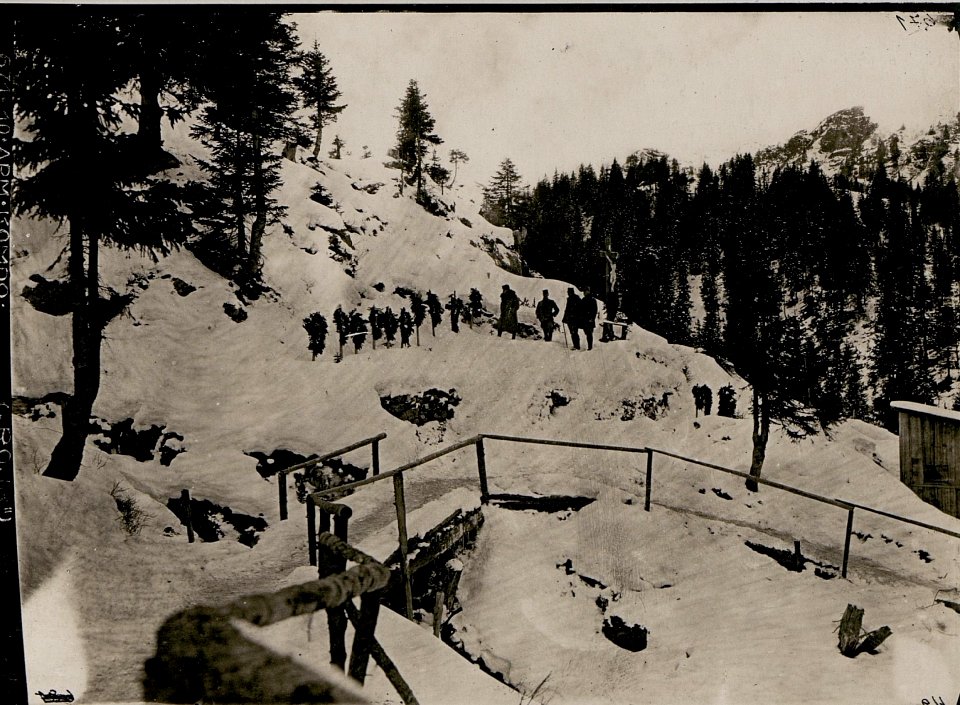 Soldatengräber auf der unteren Straniger Alm, rechts dasjenige des Mario Musso, Hauptmann des 2.Alpini Regiments, verwundet am 14.September 1915 beim Sturme auf den Findeniggkofel, gestorben am 17.Se (BildID 15736569)