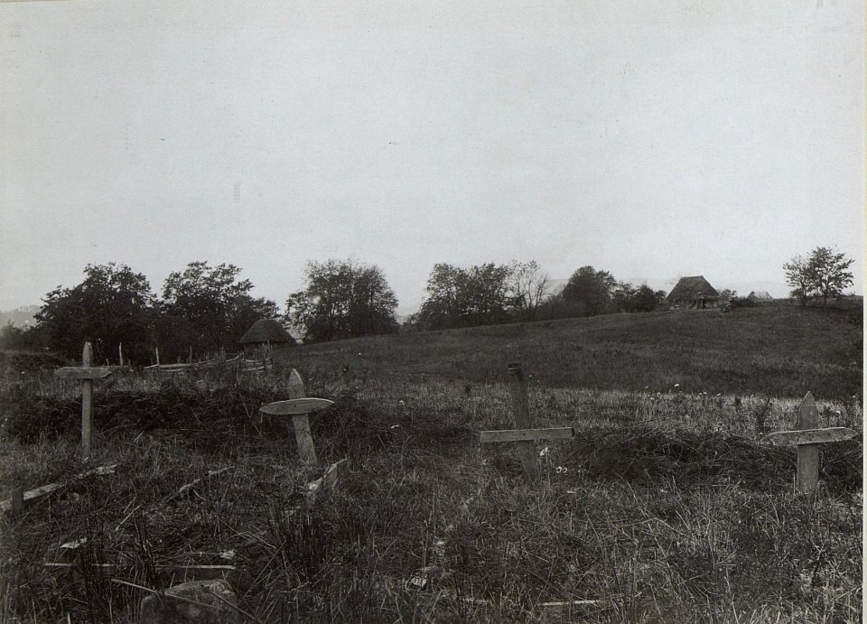 Soldatenfriedhof auf Kote 787 Gräber von Fähnrich Rausch rechts, und Rittler links. (BildID 15660821)
