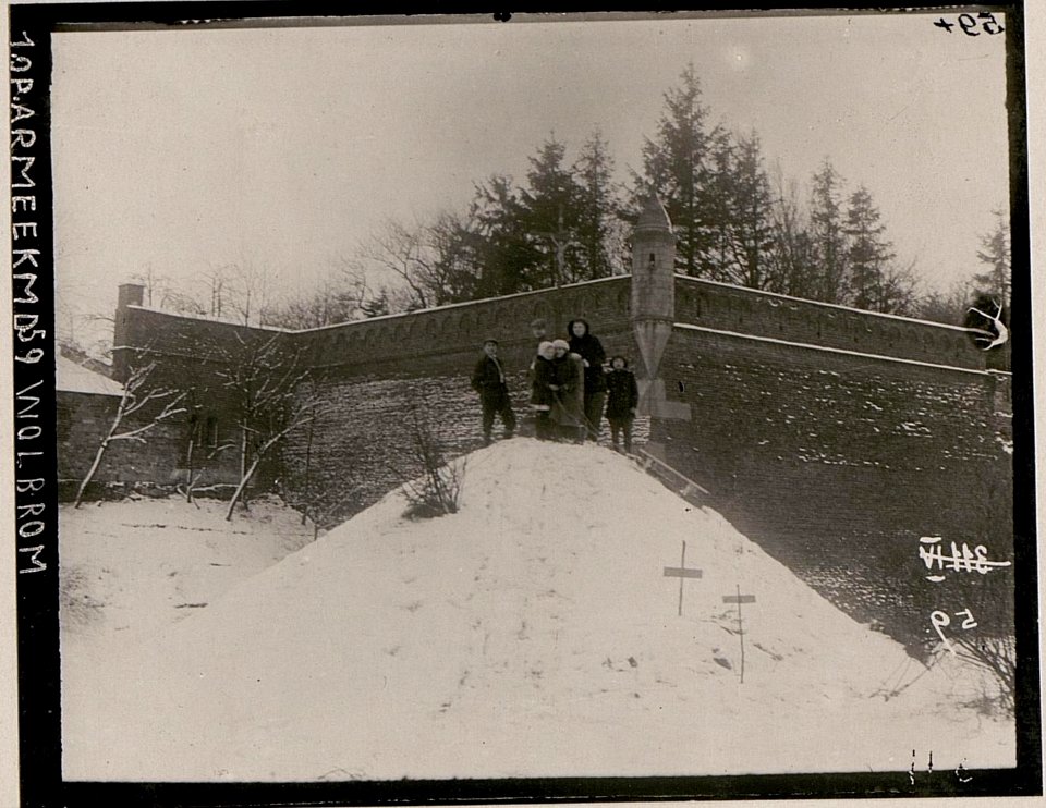 Soldatengräber beim eisernen Kreuz an der Waldecke des Schlossparkes Pilica. (BildID 15731394)