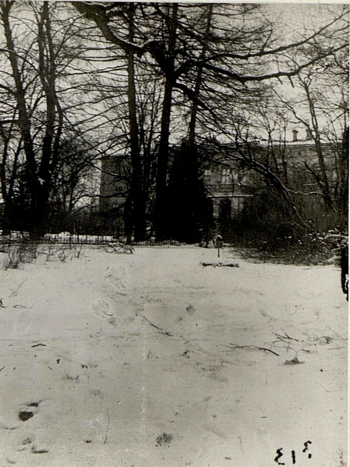 Soldatengrab im Park des Herrenhauses Pilica. (BildID 15538137)
