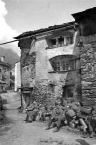 Soldaten geniessen Sonntagsruhe - CH-BAR - 3238923