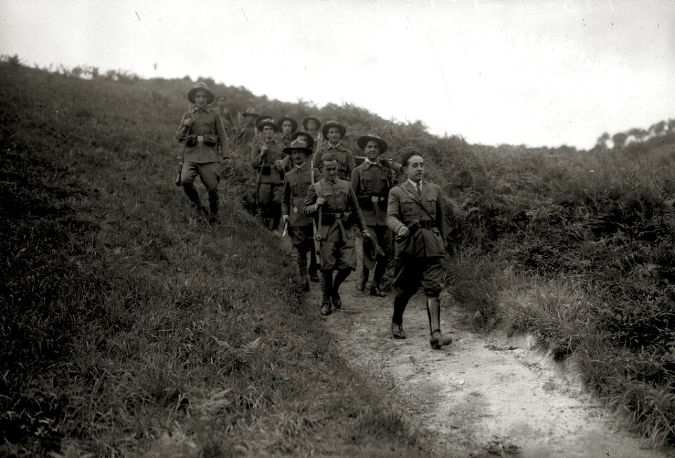 Soldados realizando una marcha hasta el Tiro Nacional (5 de 6) - Fondo Car-Kutxa Fototeka