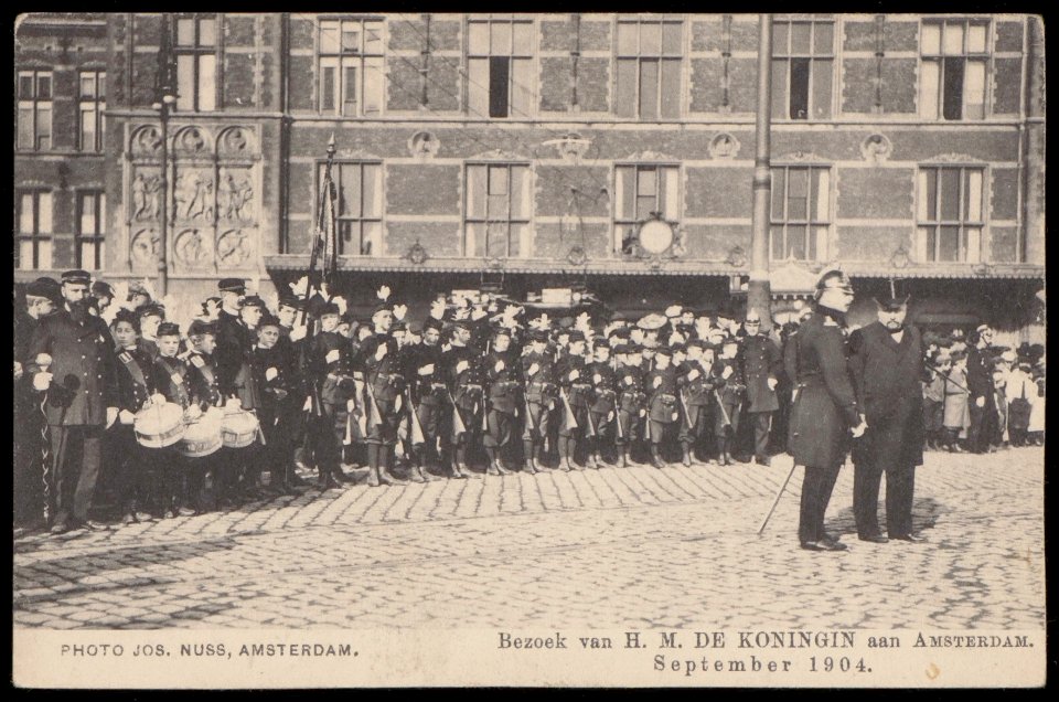 Soldaten wachten bij het Centraal Station op het bezoek van H.M. Koningin Wilhelmina aan Amsterdam. Uitgave Jos Nuss, Amsterdam, Afb PBKD00458000015