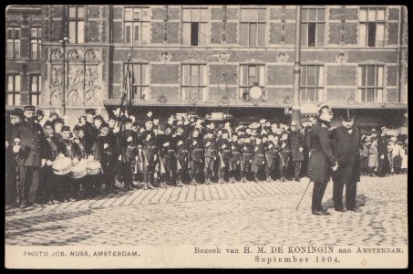 Soldaten wachten bij het Centraal Station op het bezoek van H.M. Koningin Wilhelmina aan Amsterdam. Uitgave Jos Nuss, Amsterdam, Afb PBKD00458000015