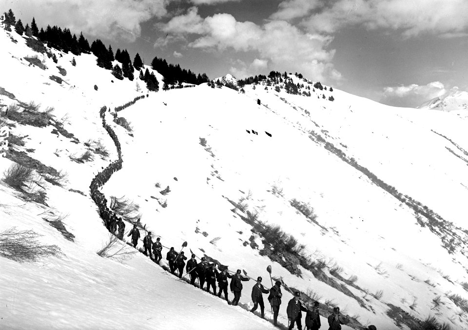 Soldaten in Einerkolonne nach den Schneeräumarbeiten - CH-BAR - 3239541