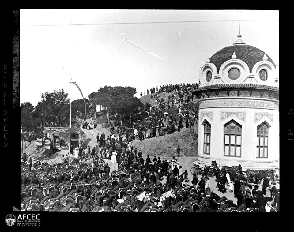 Soldats i cavalls en formació davant del Cafe-restaurant Tibidabo, al fons una pancarta de la Societat Columbòfila de Catalunya (AFCEC MORELLO A 3511)