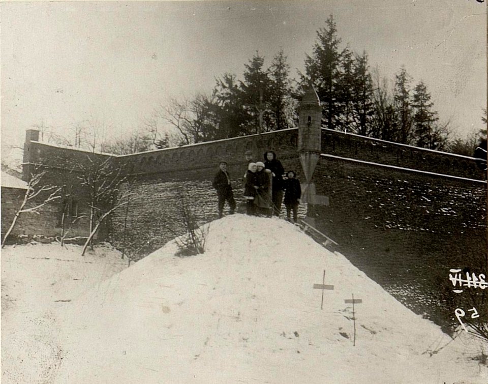 Soldatengräber beim eisernen Kreutz an der Waldecke des Schlossparkes Pilica. (BildID 15537913)