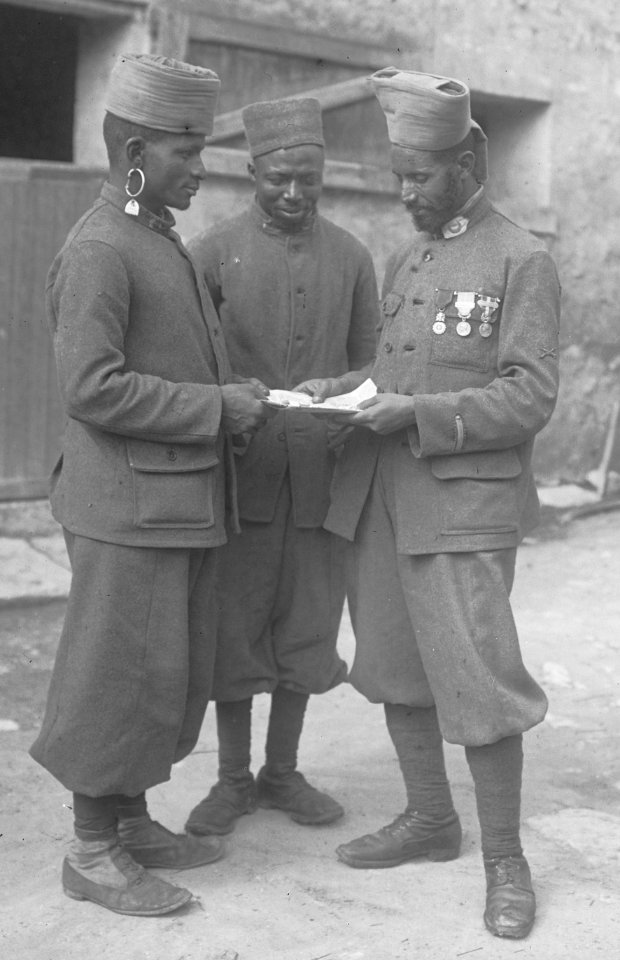 Soldats marocains tenant une main de Fatma 1915