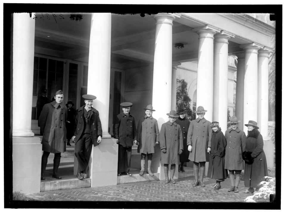 Soldiers & sailors at east entrance to White House, Washington, D.C. LOC hec.11587