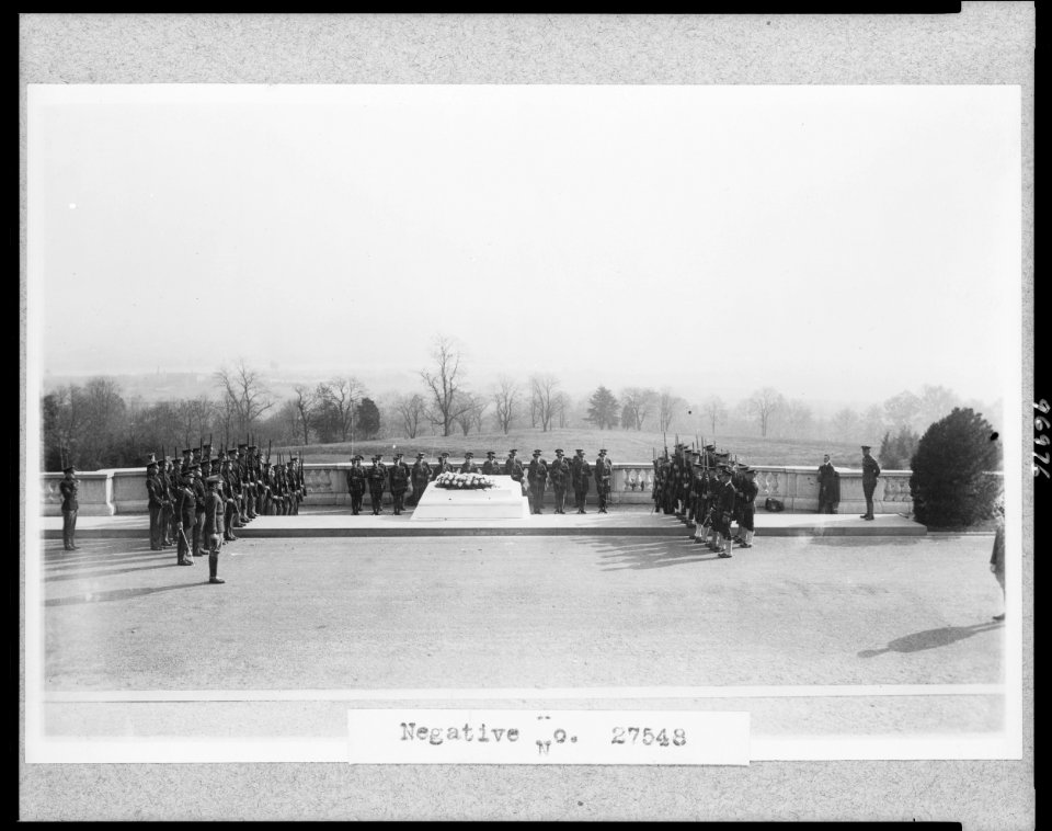 Soldiers at ceremony around Tomb of Unknown Soldier, Arlington National Cemetery LCCN89710043