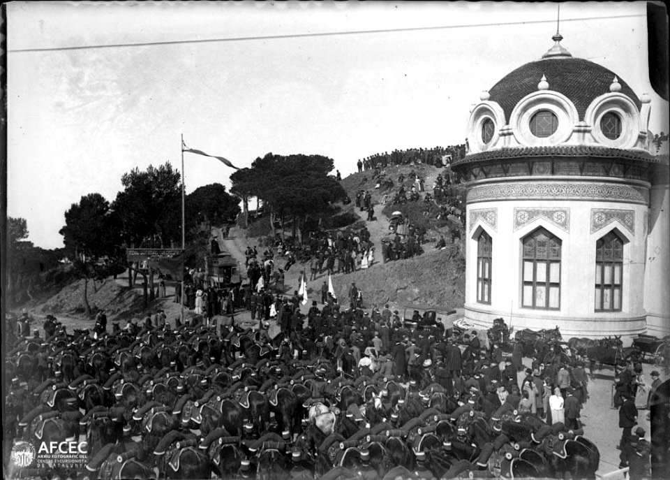 Soldats i cavalls en formació davant del Cafe-restaurant Tibidabo, al fons una pancarta de la Societat Columbòfila de Catalunya