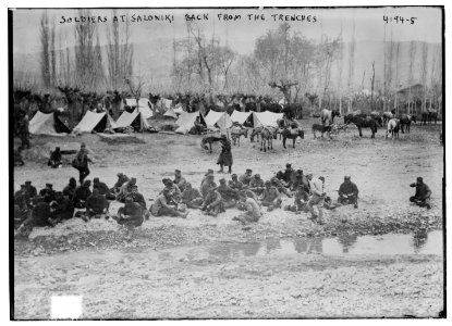 Soldiers at Saloniki (Salonika) back from the trenches LCCN2014704463