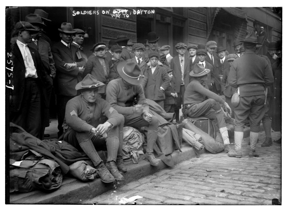 Soldiers on way to Dayton LCCN2014691612