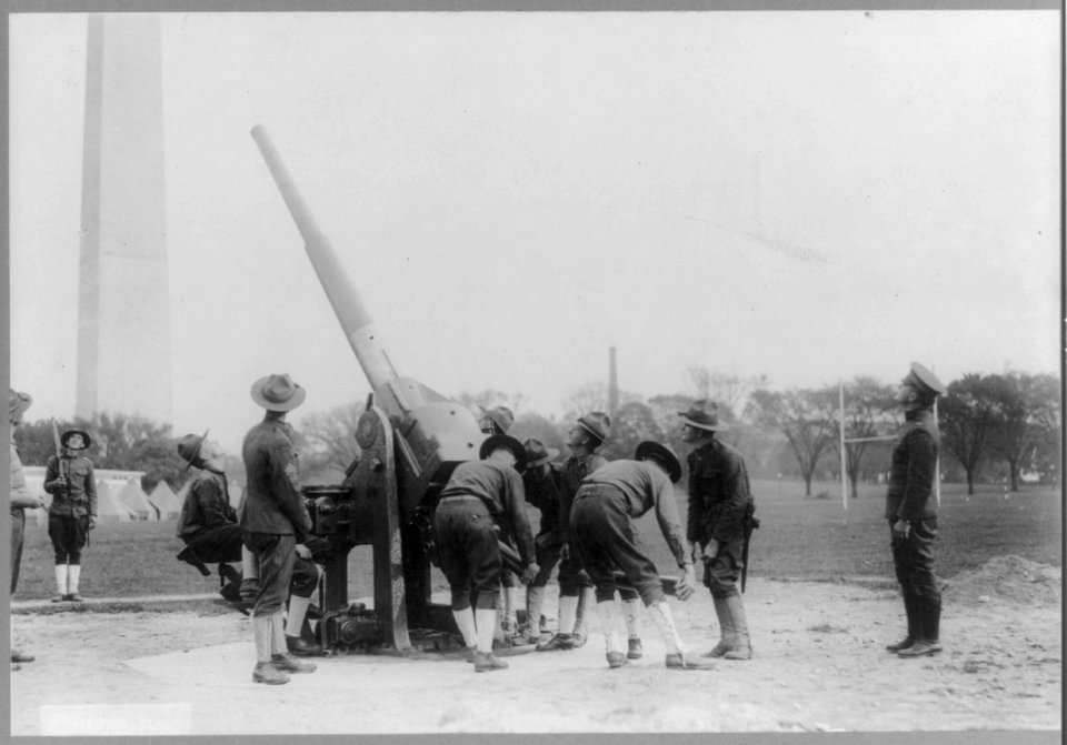 Soldiers with anti-aircraft gun in foregrd.; Washington Monument in backgrd. LCCN2004668400