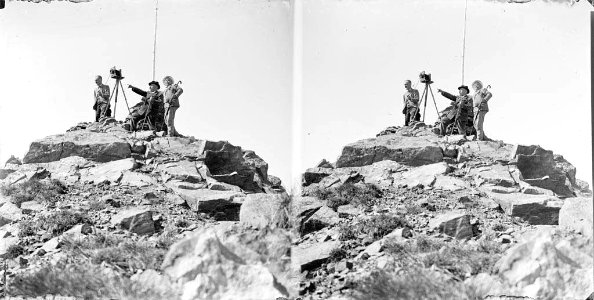 Soler , Flaquer i Bordas amb una càmera fotogràfica al cim del Canigó