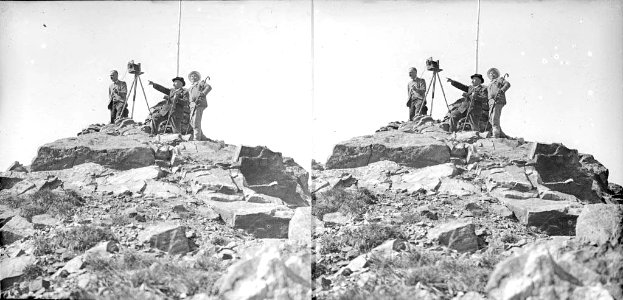 Soler , Flaquer i Bordas amb una càmera fotogràfica al cim del Canigó (AFCEC BORDAS X 646)