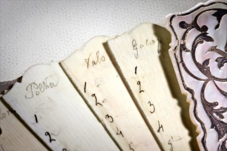 Solfjäder i elfenben med som olika danserna noterade i - Hallwylska museet - 87245