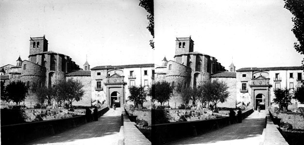 Solsona amb un portal i l'església