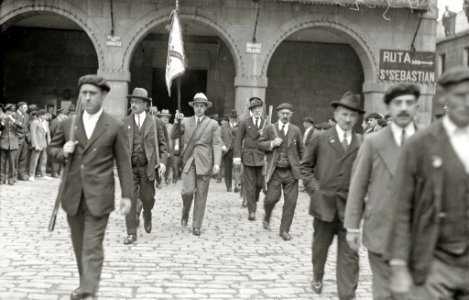 Somatenes saliendo del Ayuntamiento de Tolosa (2 de 6) - Fondo Car-Kutxa Fototeka