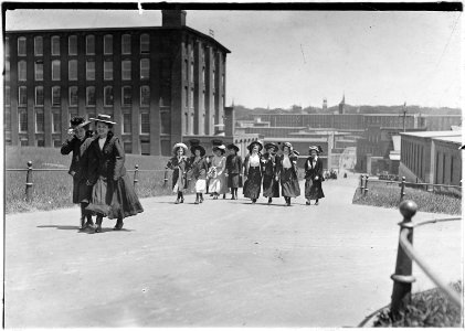 Some of the girls who work in Amoskeag Mills. Manchester, N.H. - NARA - 523201 photo