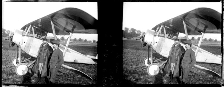 Somme-Vesle. Biplan Nieuport. le docteur Colombe et son frère - Fonds Berthelé - 49Fi431