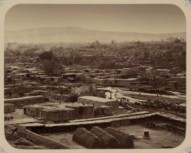 Syr-dar'inskaia oblast'. G. Ura-Tiube i ego ulichnye tipy. Bazarnaia ploshchad. Bazarnaia ploshchad LCCN2007680577