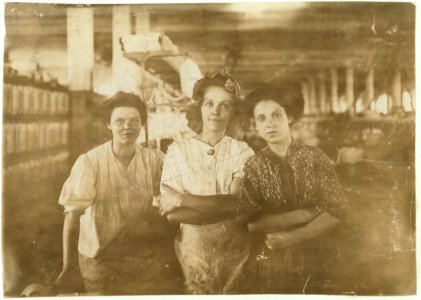 Some operatives in An Indianapolis Cotton Mill at the Noon Hour. Aug., 1908. Wit., E. N. Clopper. LOC nclc.01309