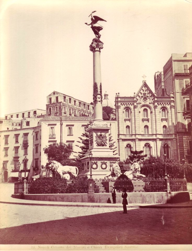 Sommer, Giorgio (1834-1914) - n. 0019 - Napoli - Colonna dei martiri e Chiesa evangelica scozzese
