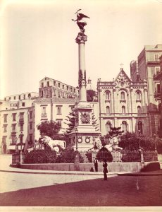 Sommer, Giorgio (1834-1914) - n. 0019 - Napoli - Colonna dei martiri e Chiesa evangelica scozzese