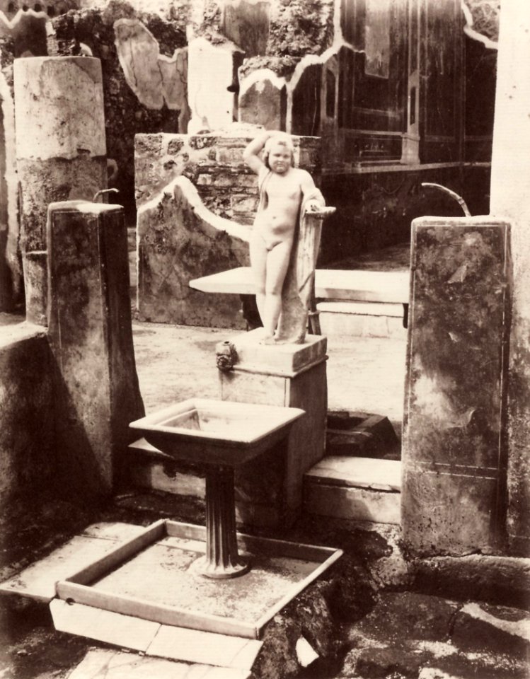 Sommer, Giorgio - Brunnen neben Haus mit Balkon, Pompei (Zeno Fotografie)