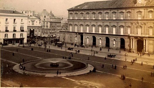 Sommer, Giorgio (1834-1914) - n. 6823 - Napoli, piazza Plebiscito con fontana del Serino
