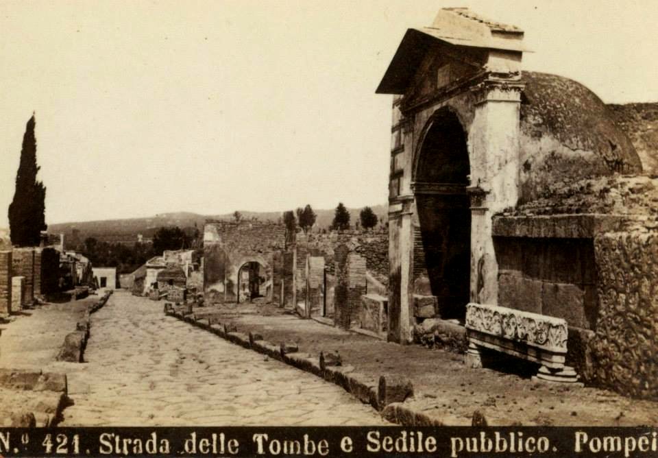 Sommer, Giorgio (1834-1914) - n. 421 - Pompei - Strada delle Tombe e Sedile pubblico