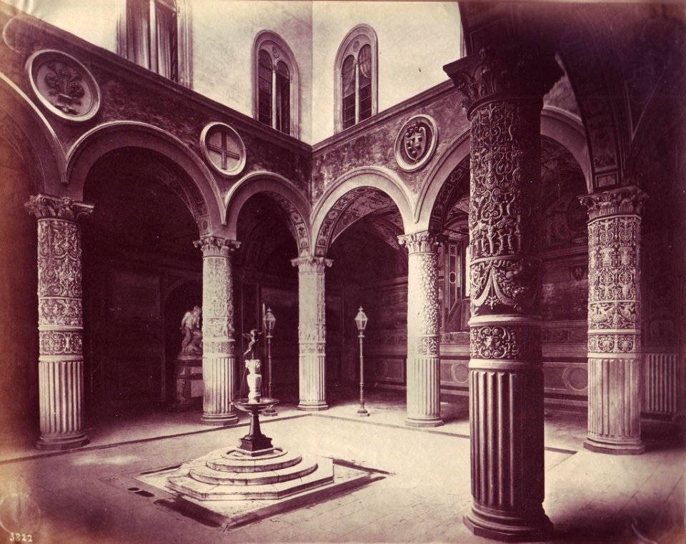 Sommer, Giorgio (1834-1914) - n. 3822 - Cortile di palazzo vecchio