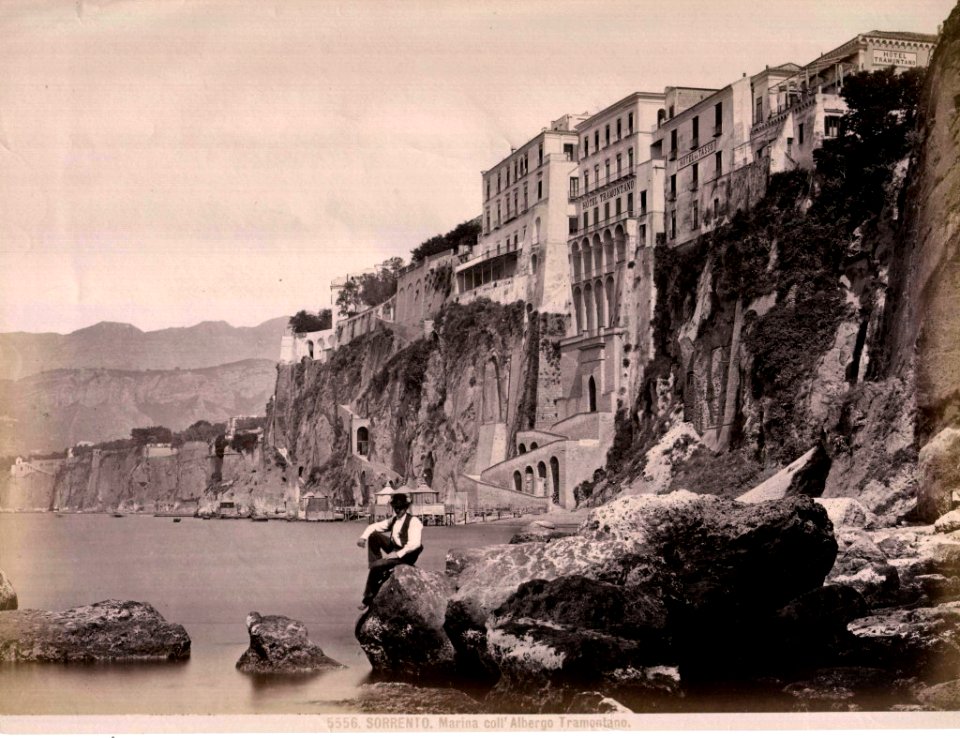 Sommer, Giorgio (1834-1914) - n. 5556 - Sorrento - Marina coll'Albergo Tramontano