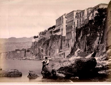 Sommer, Giorgio (1834-1914) - n. 5556 - Sorrento - Marina coll'Albergo Tramontano