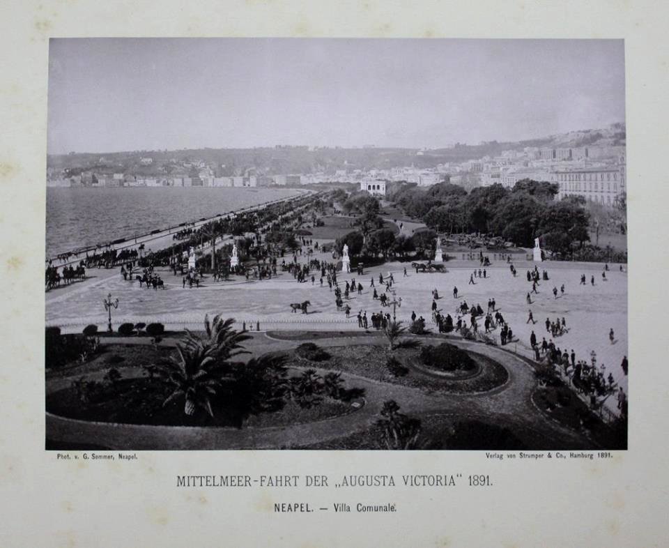 Sommer, Piazza Vittoria (Napoli)