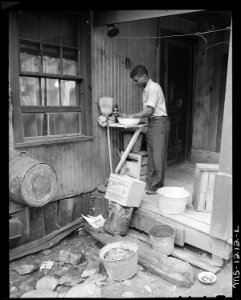Son of Lonnie Davis, miner, washing hands. Water is carried from outside tap. Kingston Pocahontas Coal Company... - NARA - 540731