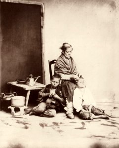 Sommer, Giorgio - Die Entlausung (Tracht aus Napoli) (Zeno Fotografie)