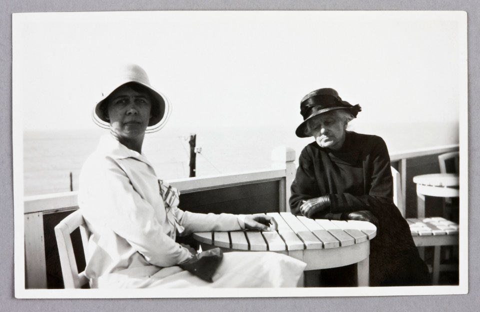 Sonja Gelotte och Wilhelmina von Hallwyl på servering - Hallwylska museet - 87077