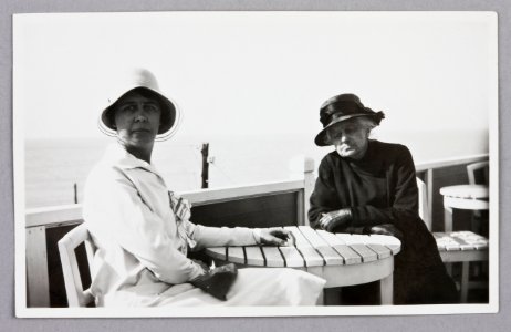 Sonja Gelotte och Wilhelmina von Hallwyl på servering - Hallwylska museet - 87077