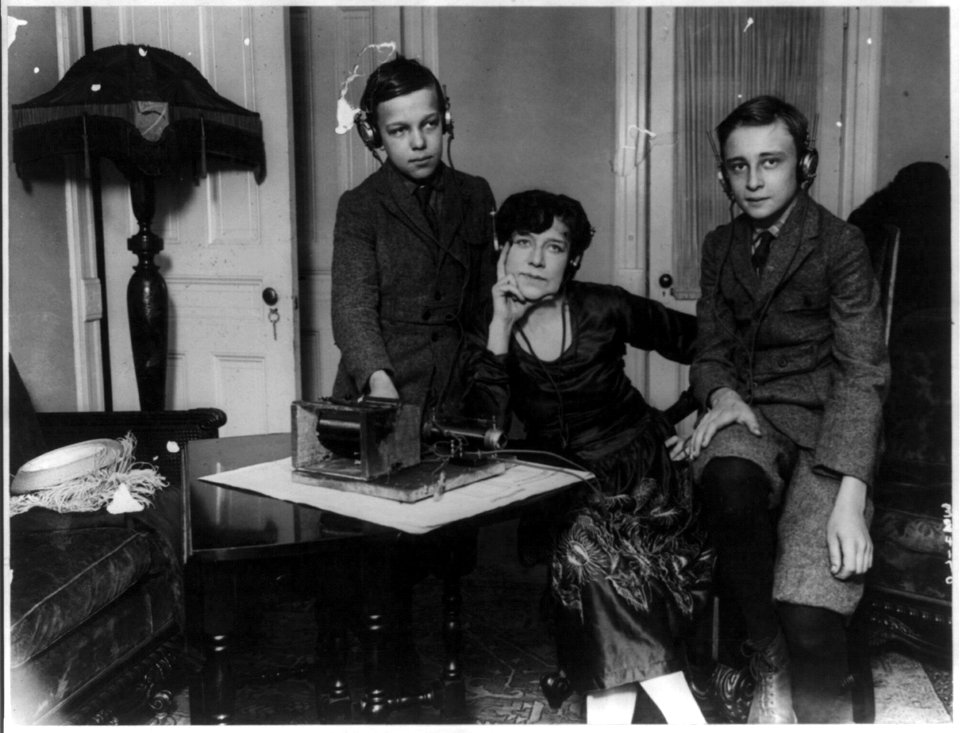 Sons of Russian Bernhardt join American radio fans LCCN2002705894