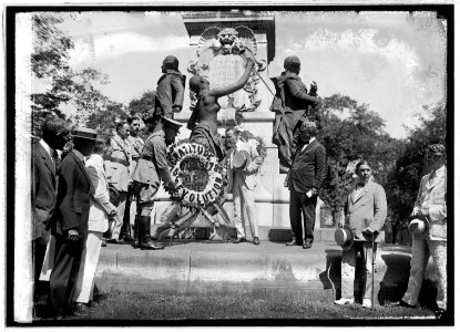Sons of revolution at statue of LaFayette, 9-5-22 LCCN2016846675