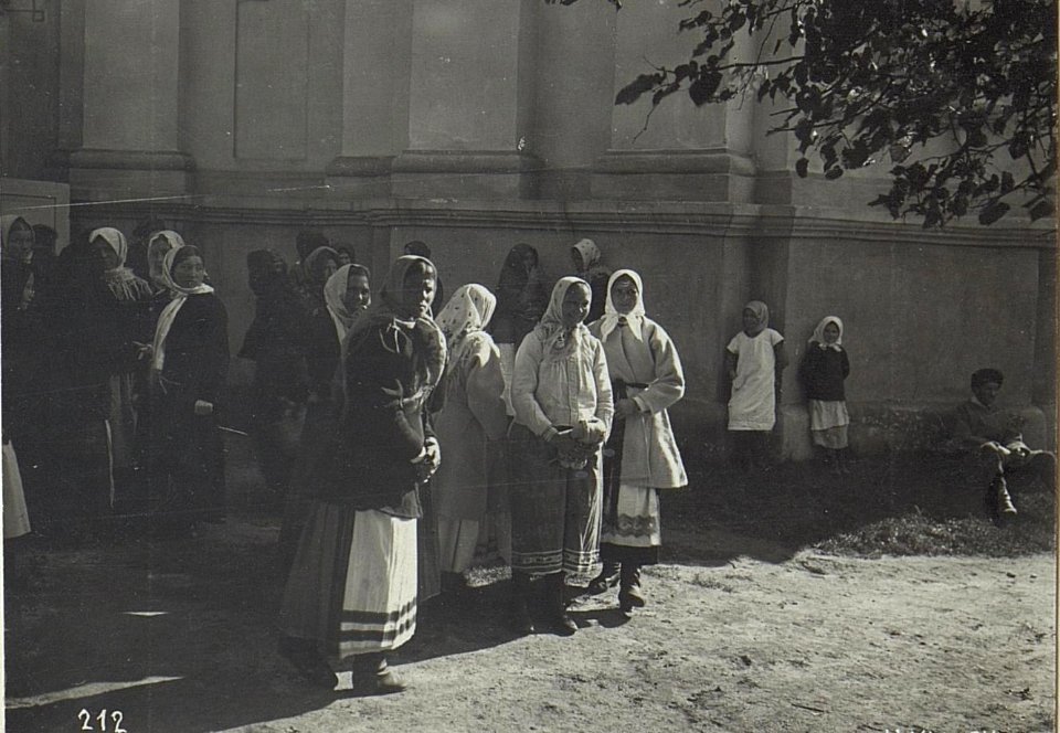 Sonntag vor der Kirche in Wladimir Wolinsky (BildID 15694454)