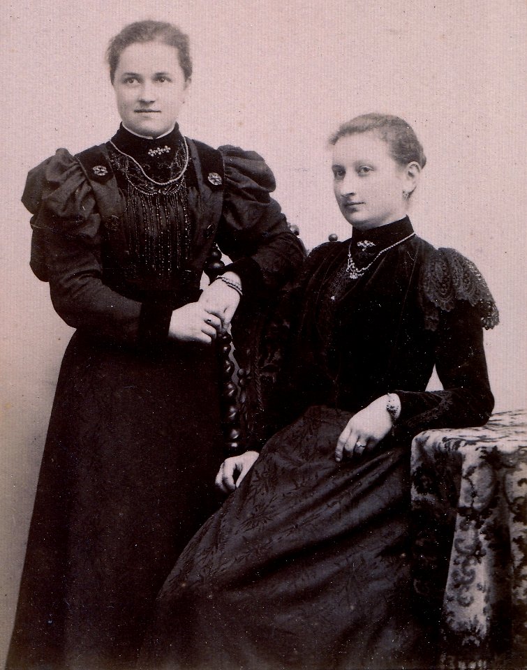 Sophie and Anna Schneider - Foto von J. W. Hornung, Tübingen