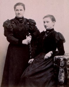 Sophie and Anna Schneider - Foto von J. W. Hornung, Tübingen
