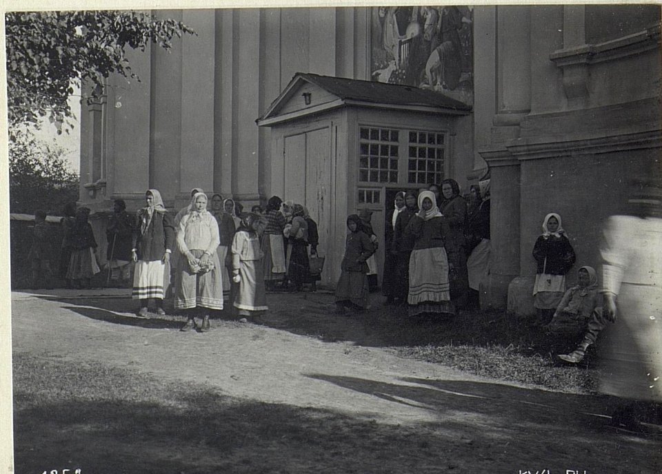 Sonntag vor der Kirche in Wladimir Wolinsky (BildID 15694279)